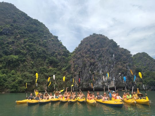 Cruzeiro pela Baía de Lan Ha e pela Baía de Ha Long com caiaque e mergulho com snorkel