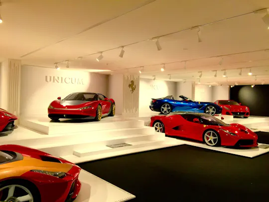Wejście do Muzeum Maranello Ferrari i profesjonalny symulator F1