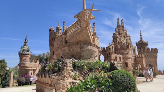 Mercato, castello di Colomares e fascino del villaggio