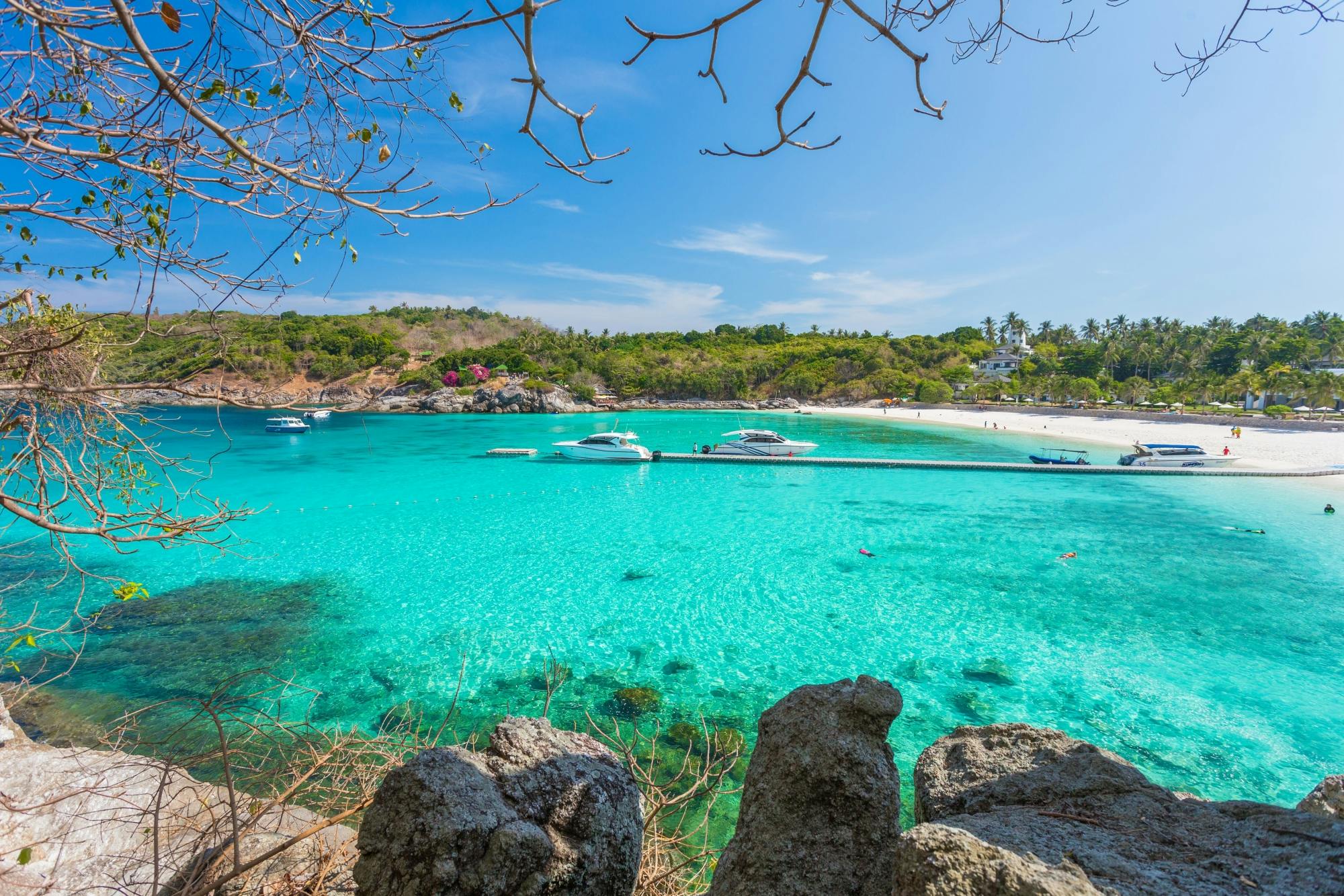 Katamarantur mellom øyene øst for Phuket ved soloppgang