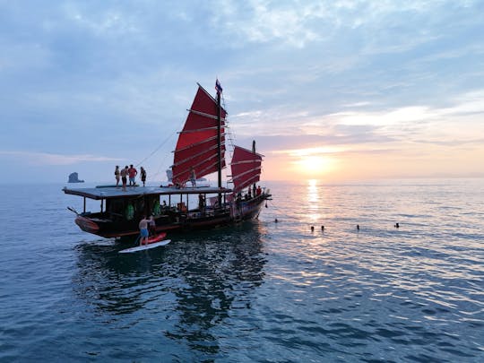 Crociera al tramonto sulle isole Krabi con bagno notturno bioluminescente