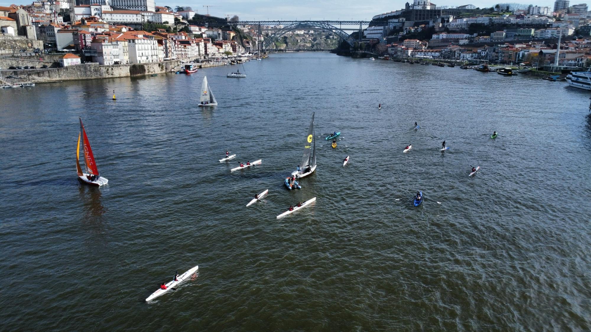 Aulas de vela num barco de corrida no rio Douro, no Porto