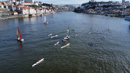 Aulas de vela num barco de corrida no rio Douro, no Porto