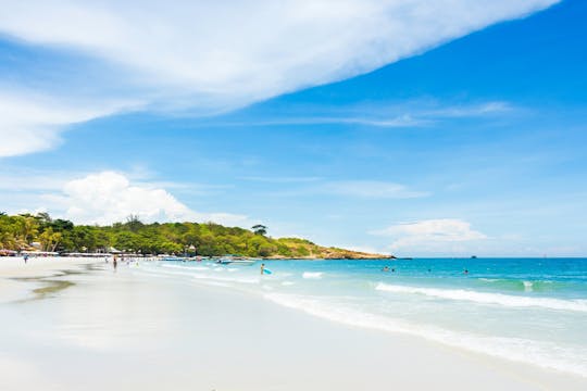 Catamarantocht langs verschillende eilanden vanuit Phuket met diner bij zonsondergang