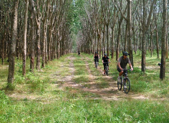 Meio dia de ciclismo no campo saindo de Phuket