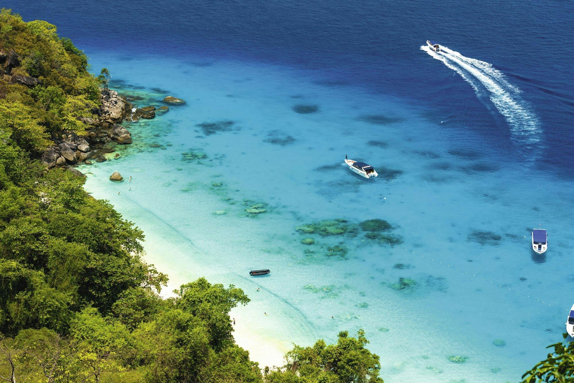 Aventura de dia inteiro na Ilha Similan de catamarã saindo de Phuket