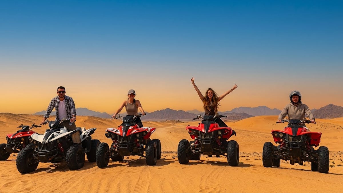 Quadtocht van een halve dag door de woestijn bij Hurghada, inclusief kameelrit en thee