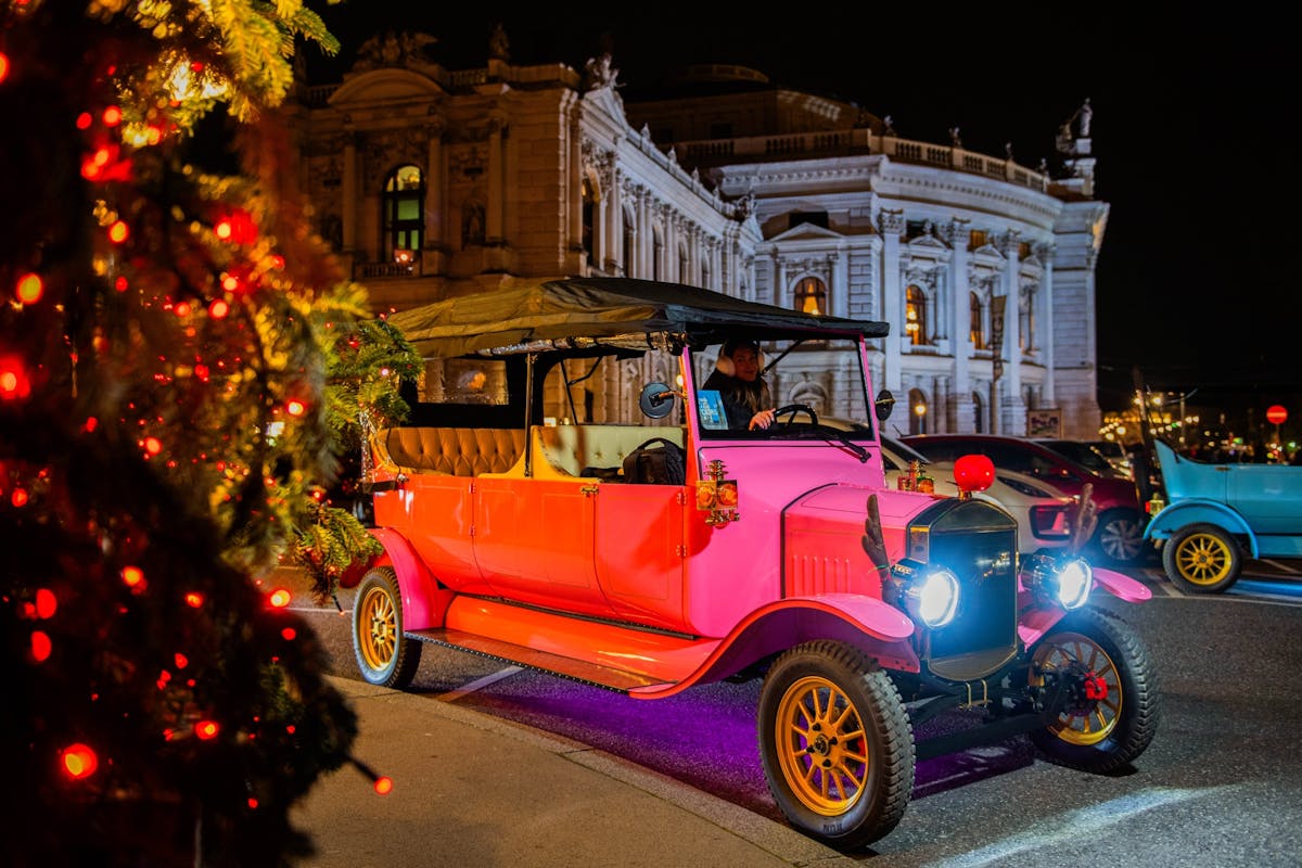 Rondrit van drie kerstmarkten in Wenen in een elektrische oldtimer