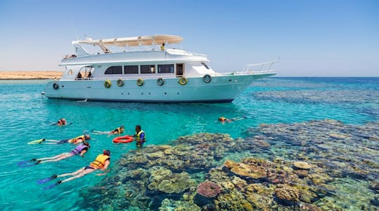 Private Bootsfahrt in Sharm El Sheikh mit Mittagessen mit Meeresfrüchten und Getränken