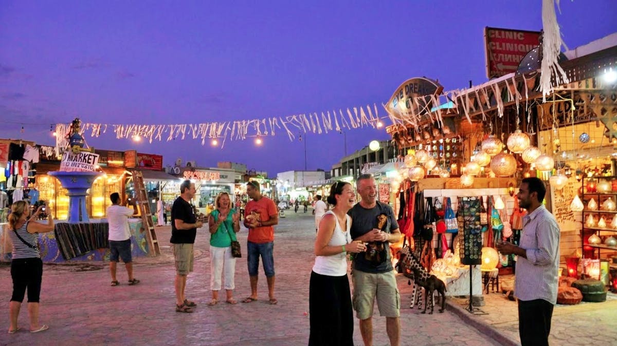 Nachtelijke rondleiding door Dahab met een diner met zeevruchten vanaf Sharm El Sheikh
