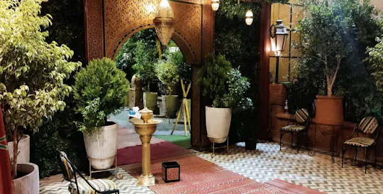Esperienza culinaria in un ristorante marocchino di Marrakech con musica tradizionale