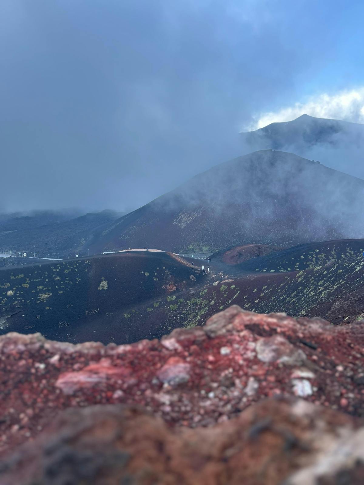 Tour di mezza giornata in 4x4 sull'Etna con grotta lavica e degustazioni