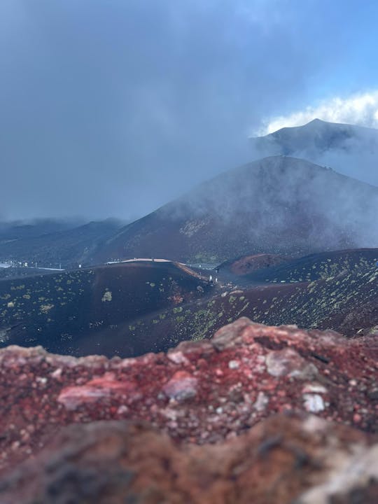 Tour di mezza giornata in 4x4 sull'Etna con grotta lavica e degustazioni