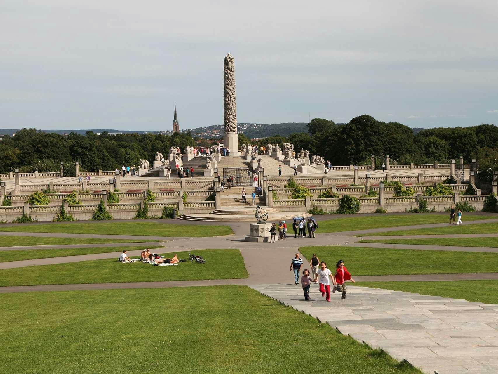 Discover photogenic spots in Oslo's Vigeland Park with a local
