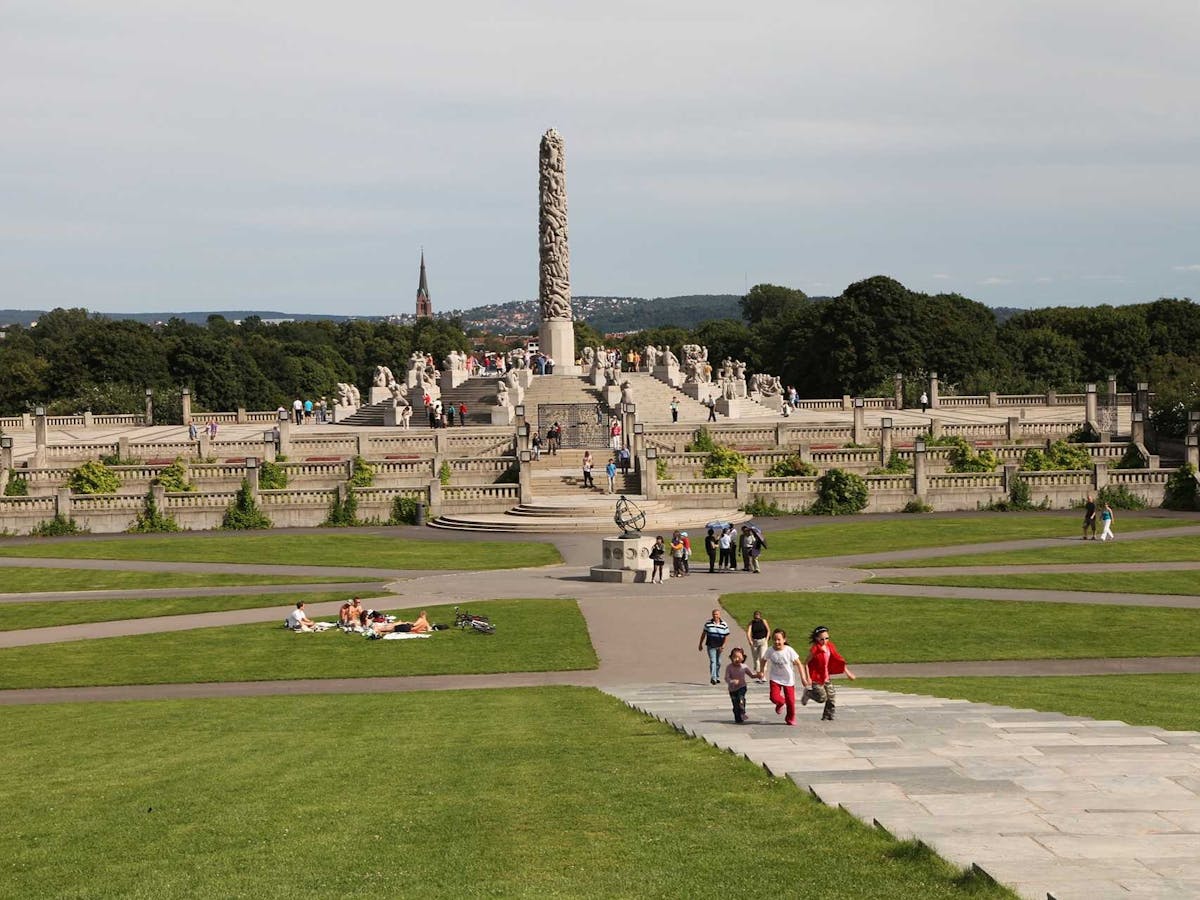 Ontdek fotogenieke plekjes in Oslo's Vigeland Park met een plaatselijke bewoner
