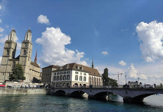Self-guided audio tour through Zürich's cityscape