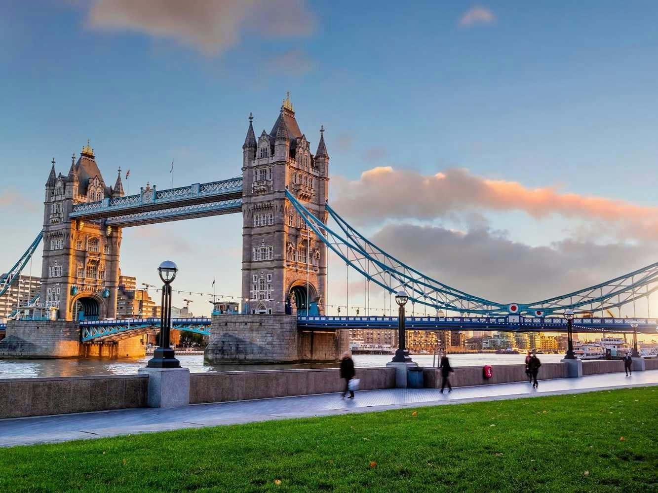 Tour of London's most photogenic spots with a local