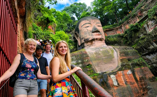Private tour to the Leshan Giant Buddha with lunch and boat ride
