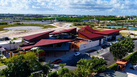 Dominicania meeslepend cultureel parkbezoek in Punta Cana