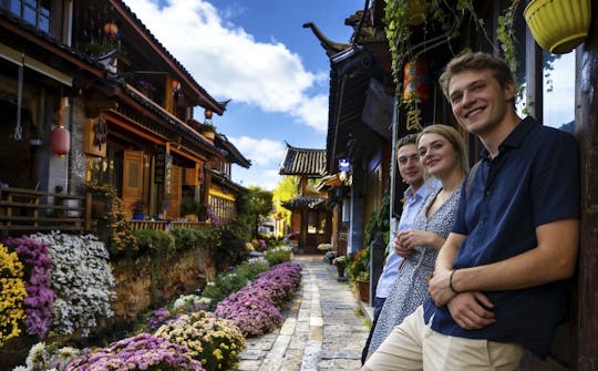 Passeio privado personalizado de um dia pelos destaques da cidade de Lijiang com almoço