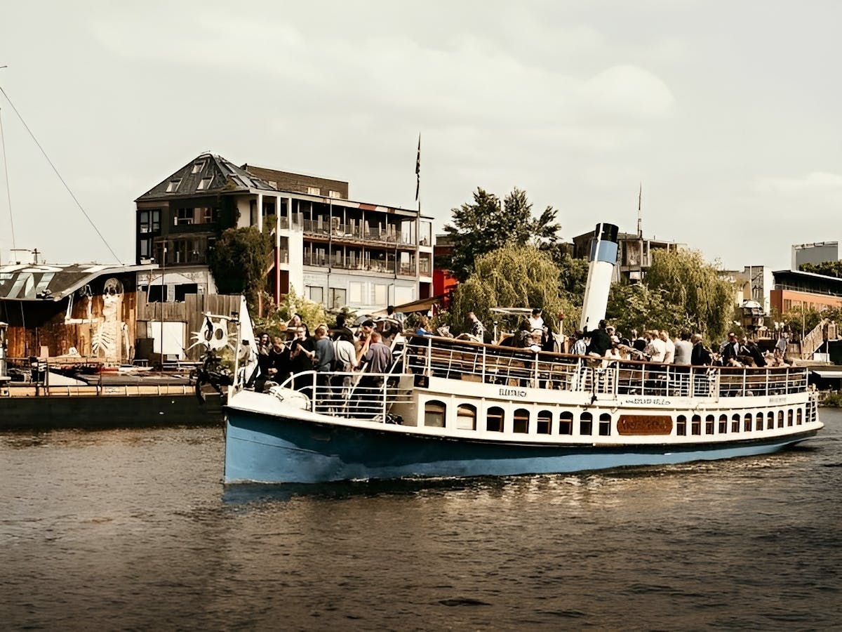 Uber Arena naar Hackescher Markt met de historische boot Kaiser Friedrich