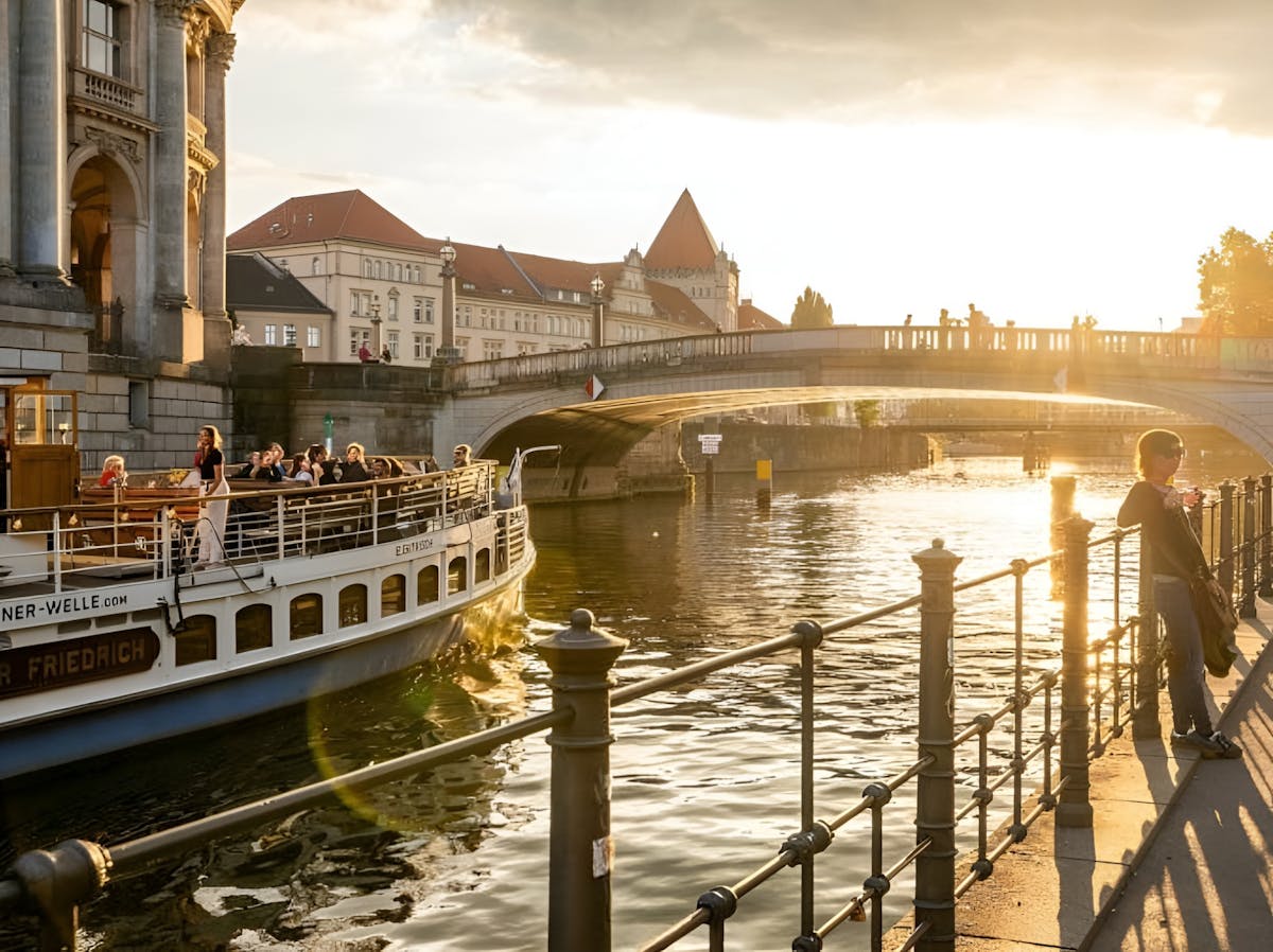 Birra vecchia di Berlino, viaggio serale in battello a vapore verso il tramonto