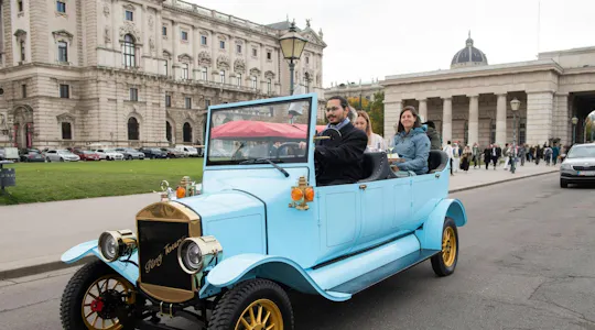 Tour panoramico privato di Vienna a bordo di un veicolo elettrico d'epoca