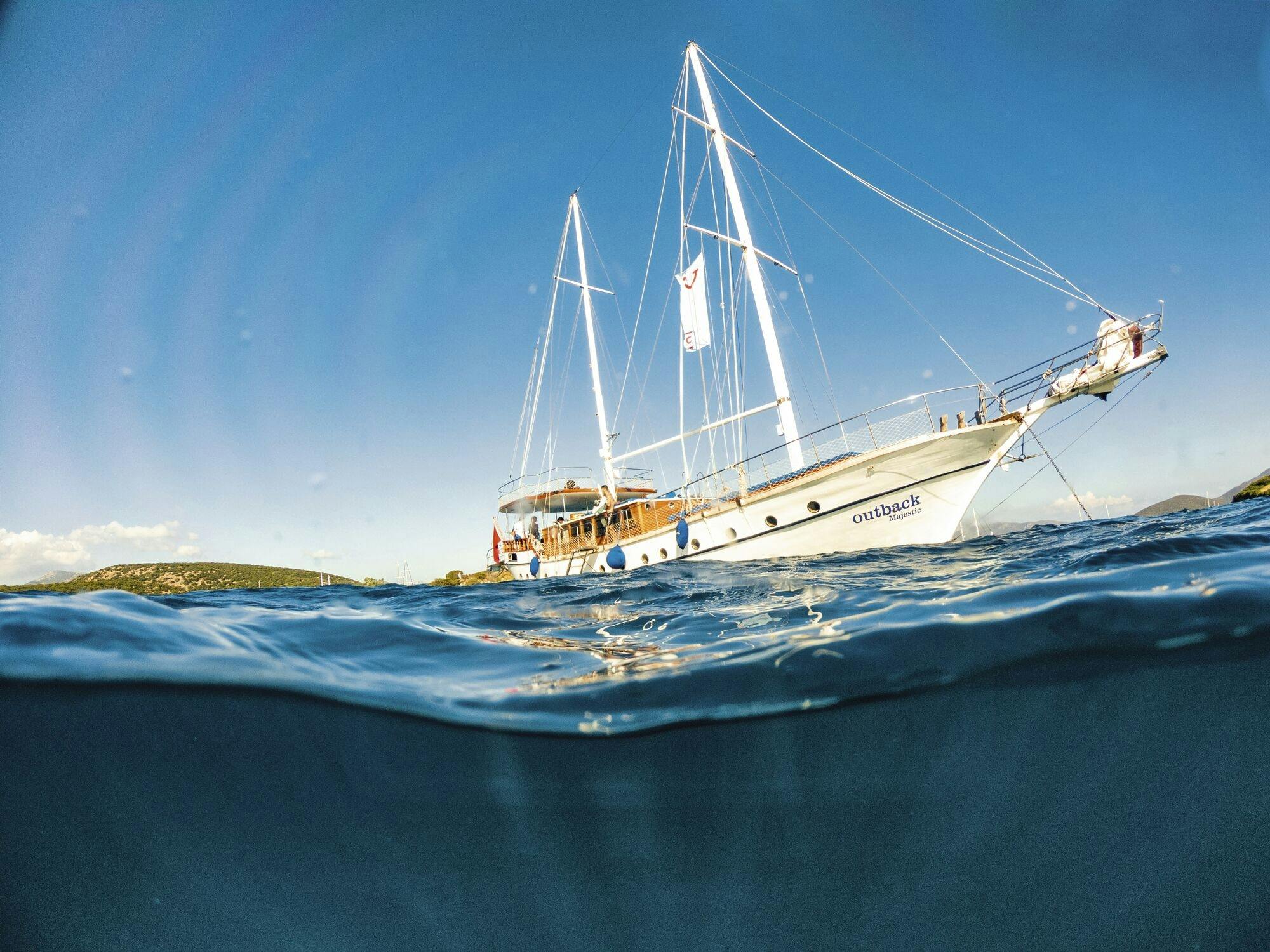 Paradise Bay sailboat cruise