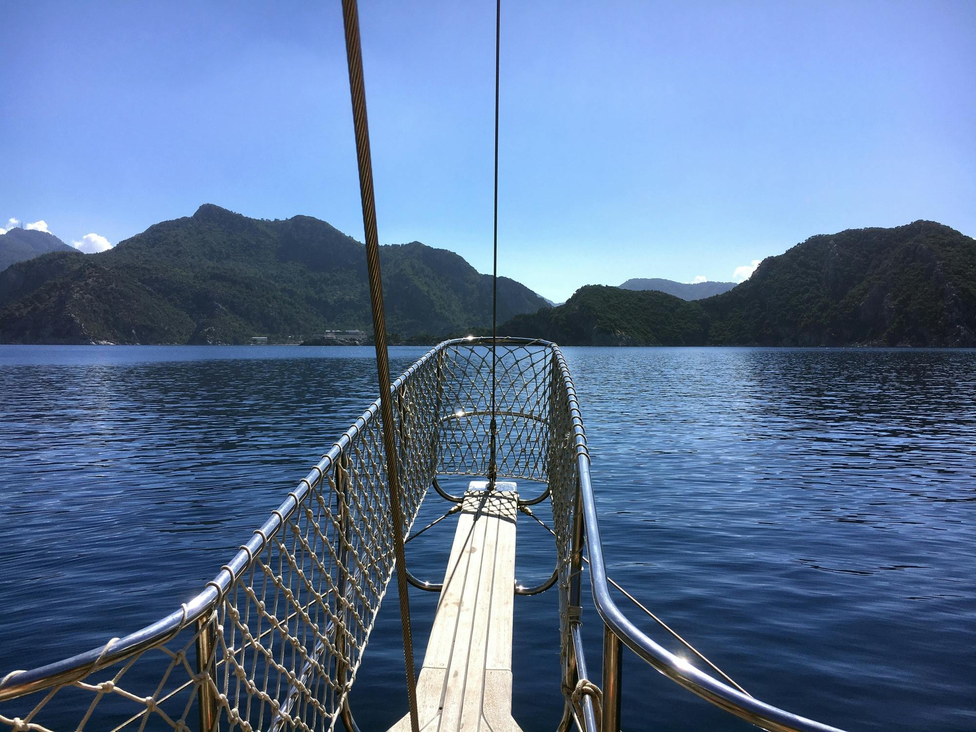 Paradise Bay sailboat cruise