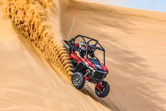 Safari no deserto com passeio de camelo, sandboard e passeio de buggy