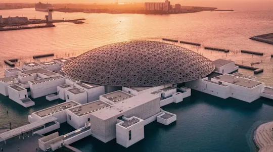 Visita à cidade de Abu Dhabi com entrada no Louvre