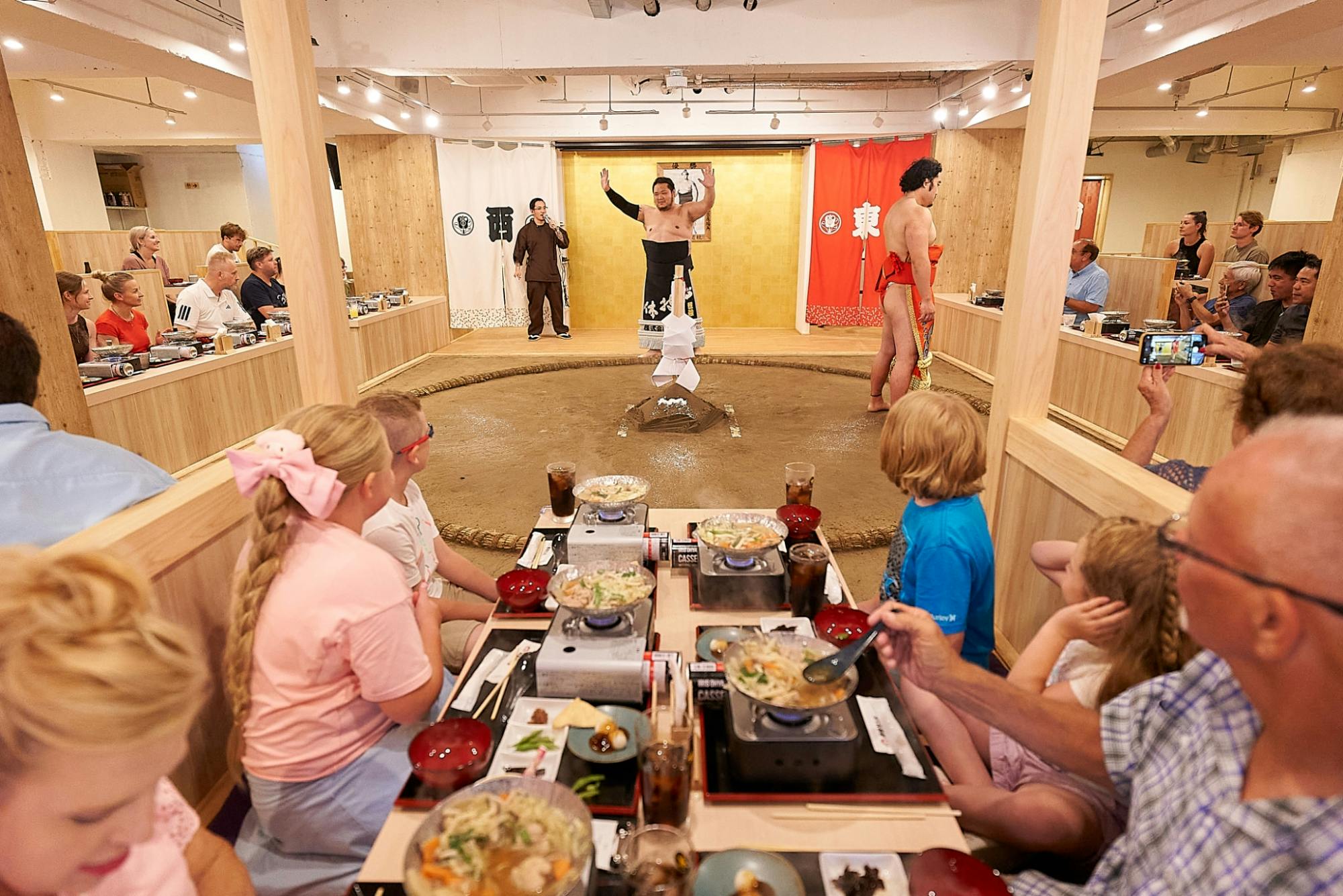 Sumo Show, chicken hot pot en mochi stampen