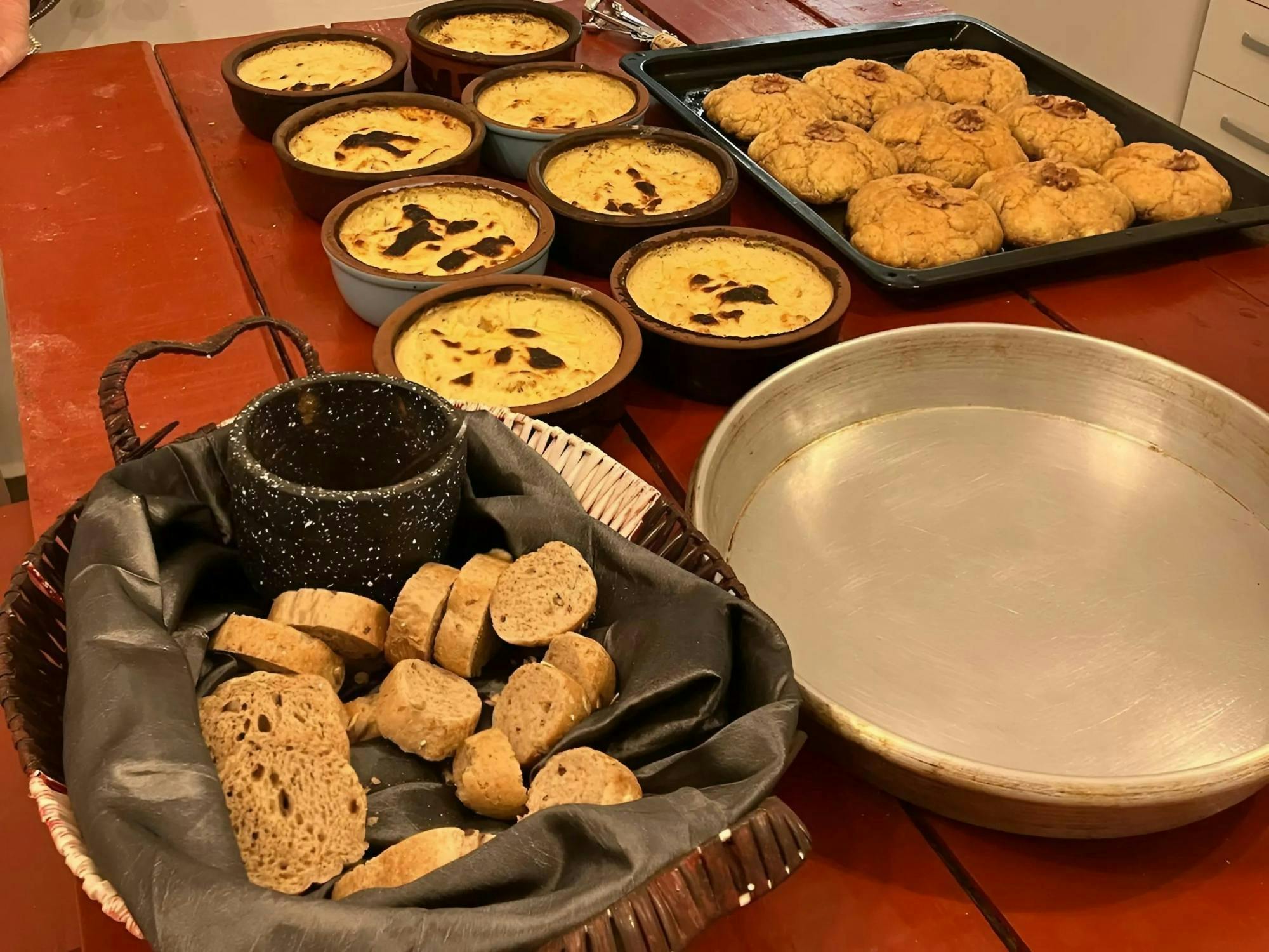 Mała grupa lekcyjna gotowania w Tiranie