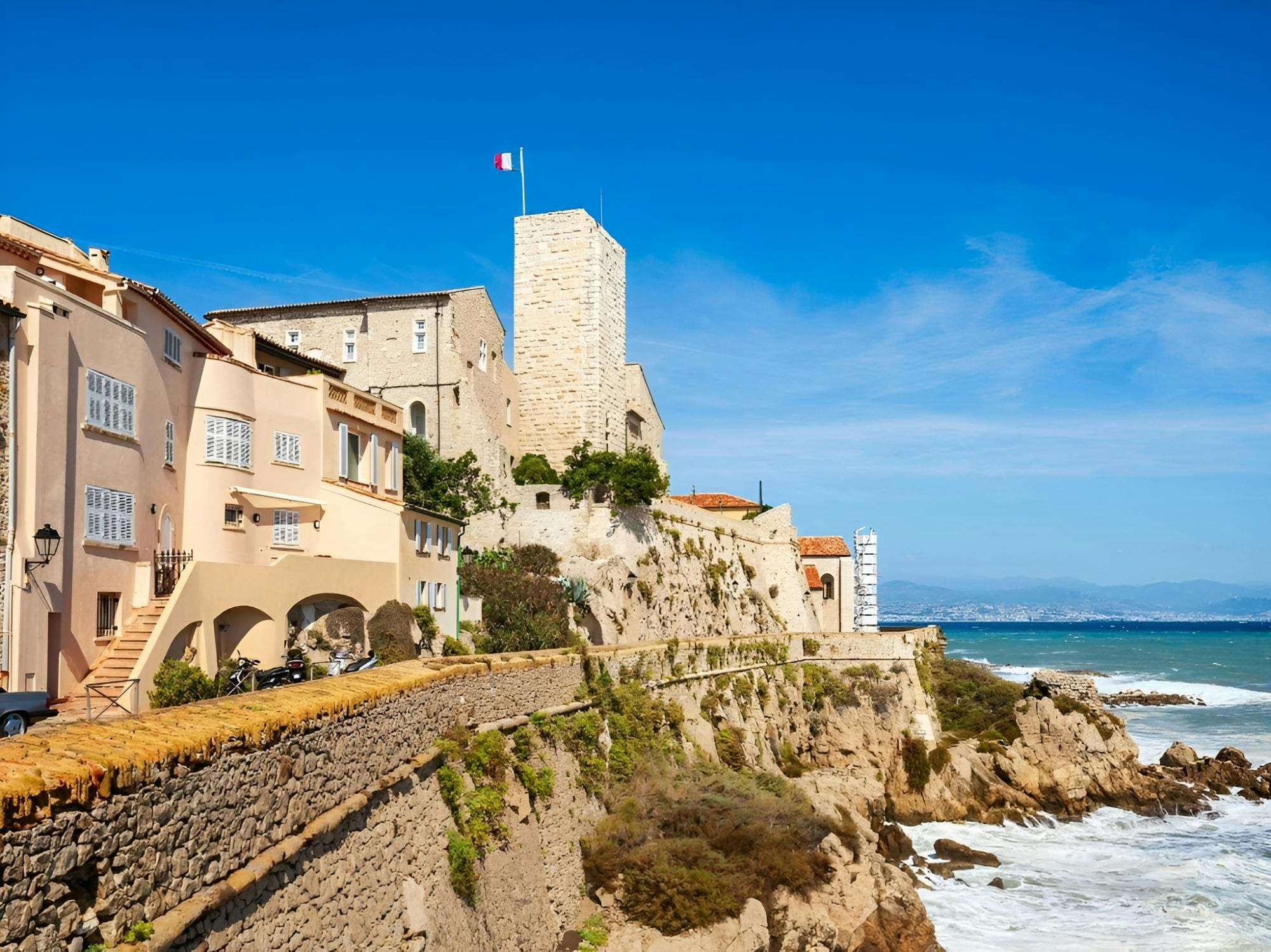 Antibes 2-hour introductory walking tour with a local