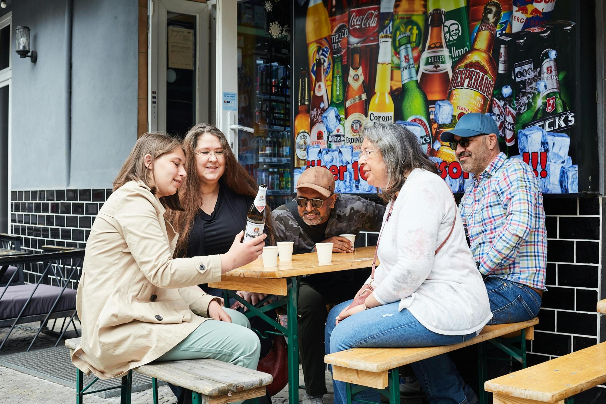 Food and history guided walking tour in East Berlin