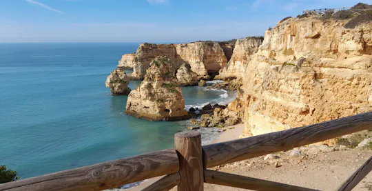 Kliffen van Algarve over land en zee