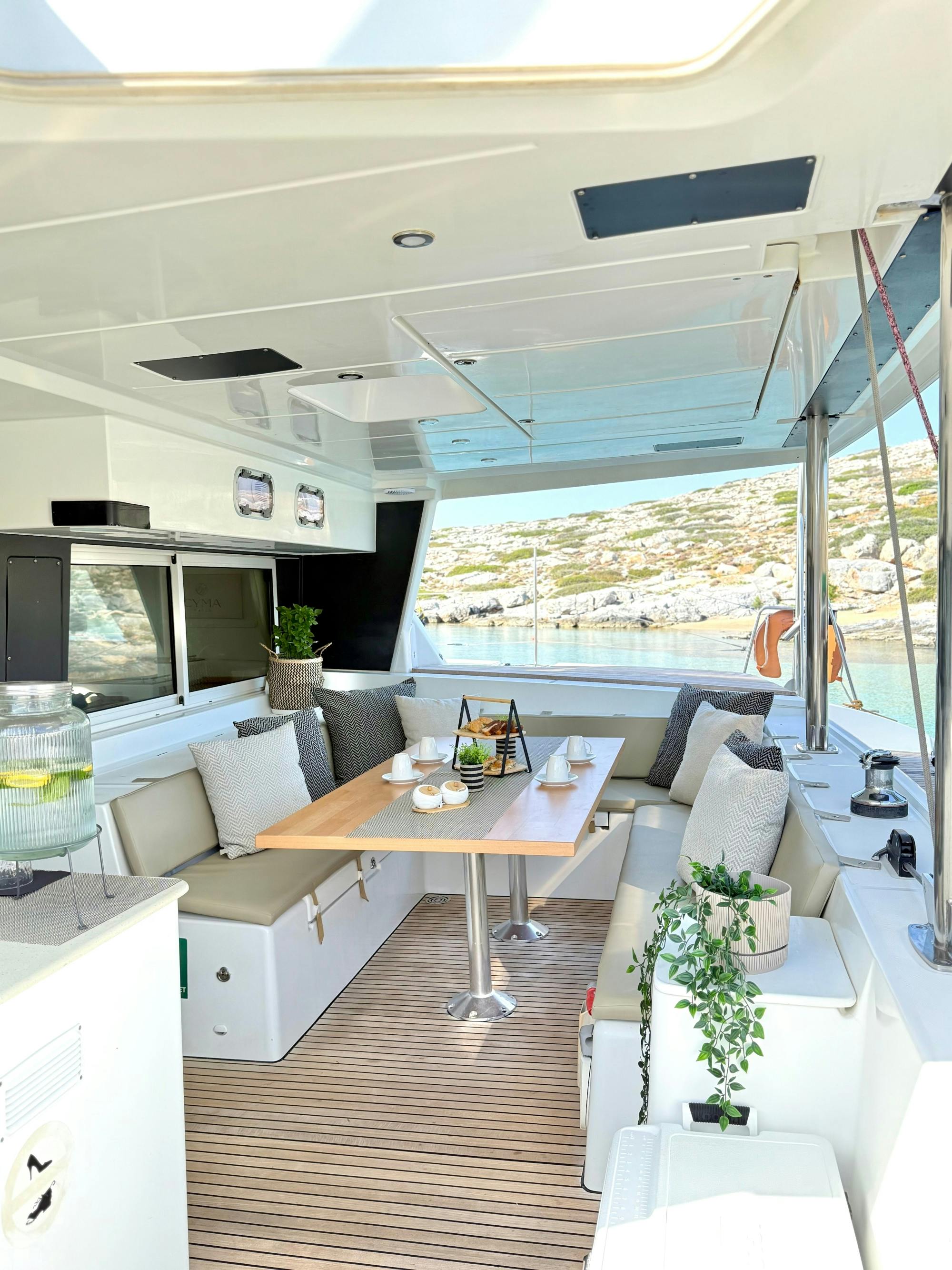 Premium Catamaran Cruise to Dia Island