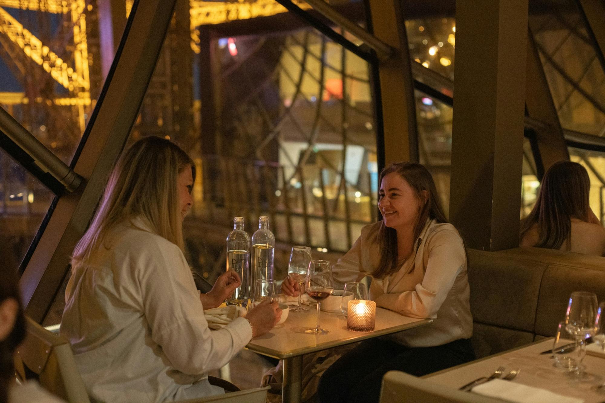 Diner bij Madame Brasserie in de Eiffeltoren van Parijs