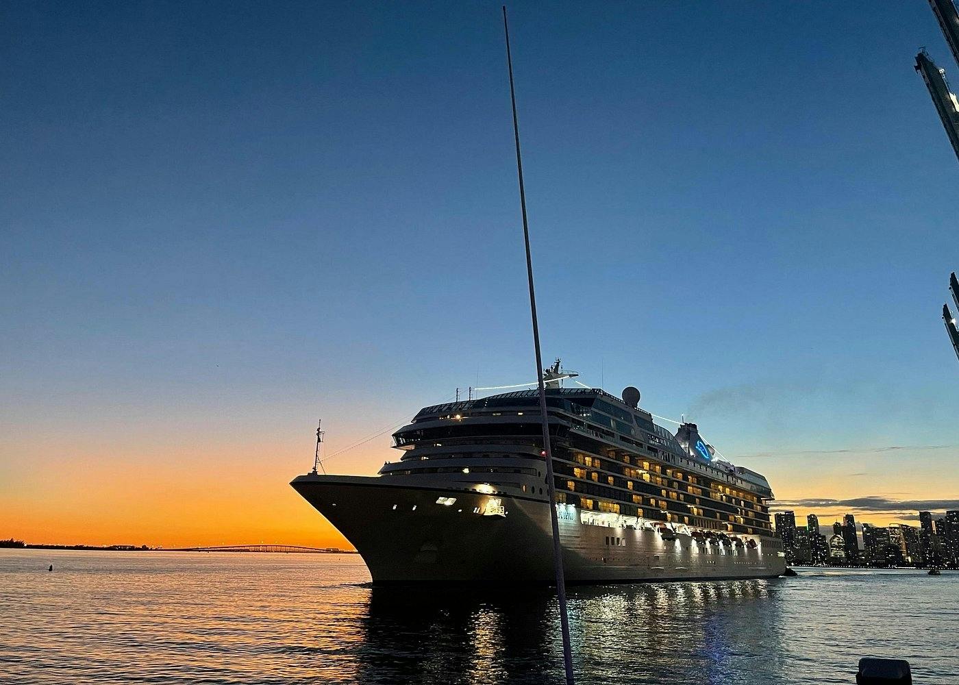 Miami scenic cruise with open bar and skyline views