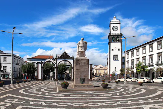 Punti di riferimento e storia di Ponta Delgada in treno turistico