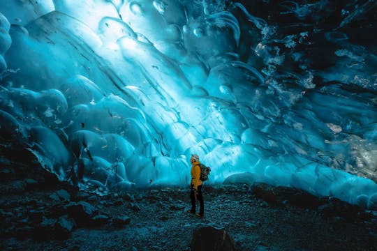 Excursão de caverna de gelo de cristal no parque nacional Vatnajökull