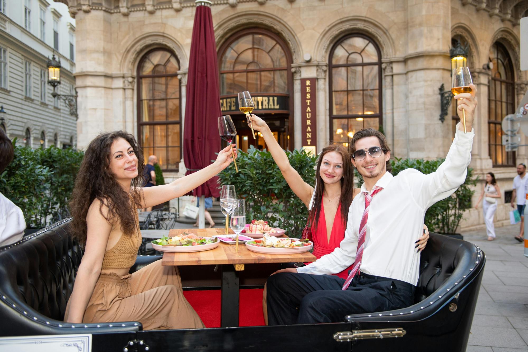 Vienna tour in a classic oldtimer with gourmet lunch