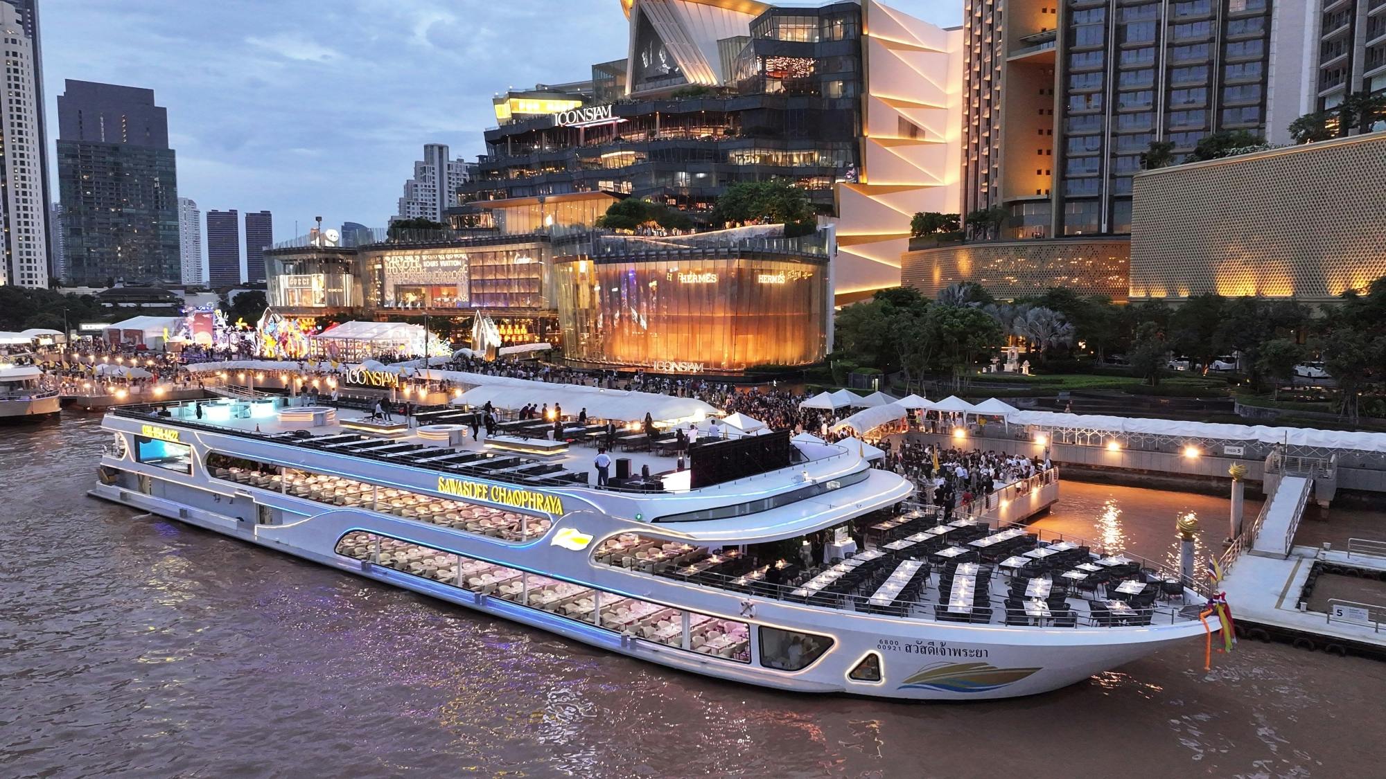 Bangkok by night with dinner cruise on the Chao Phraya River