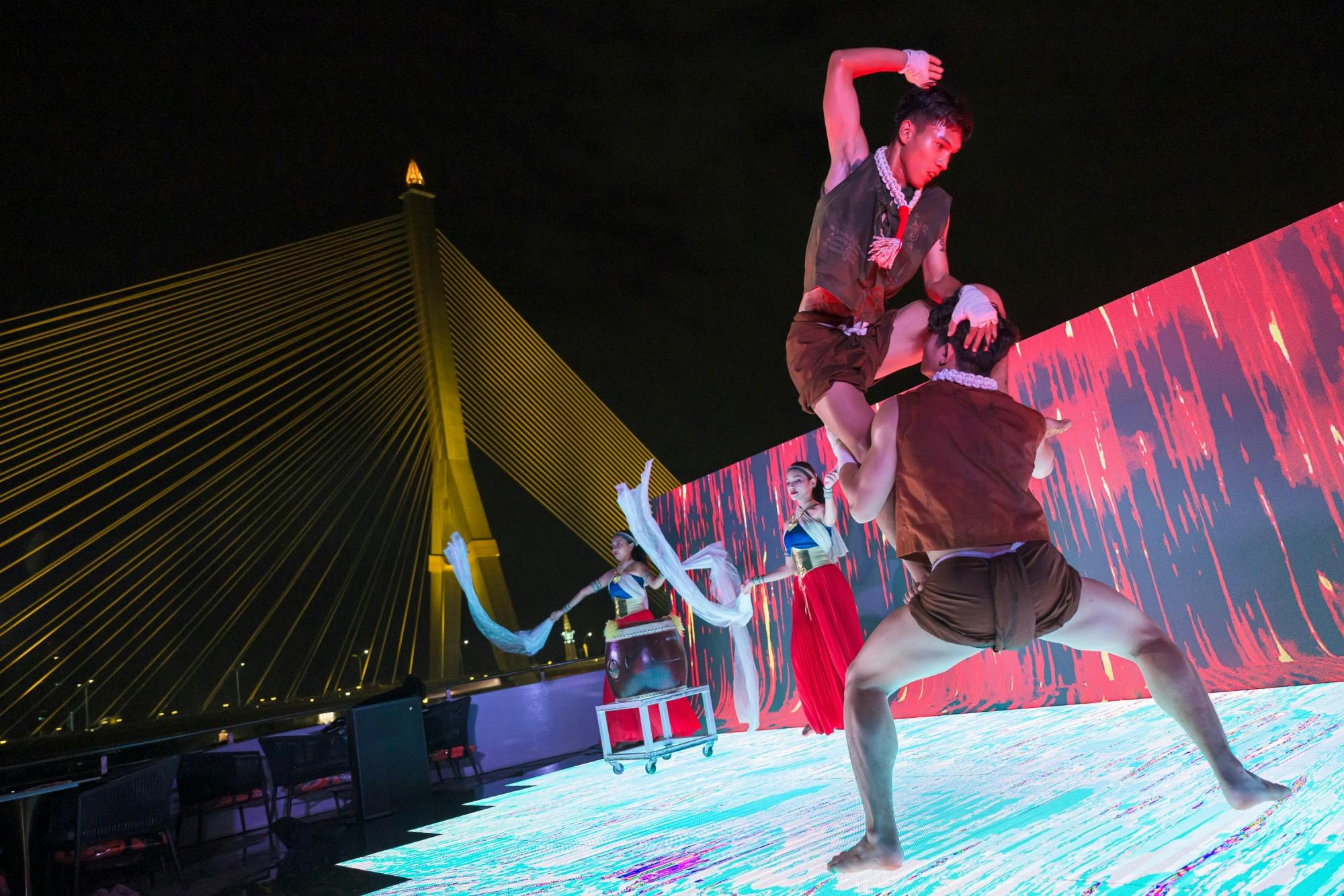 Bangkok by night with dinner cruise on the Chao Phraya River