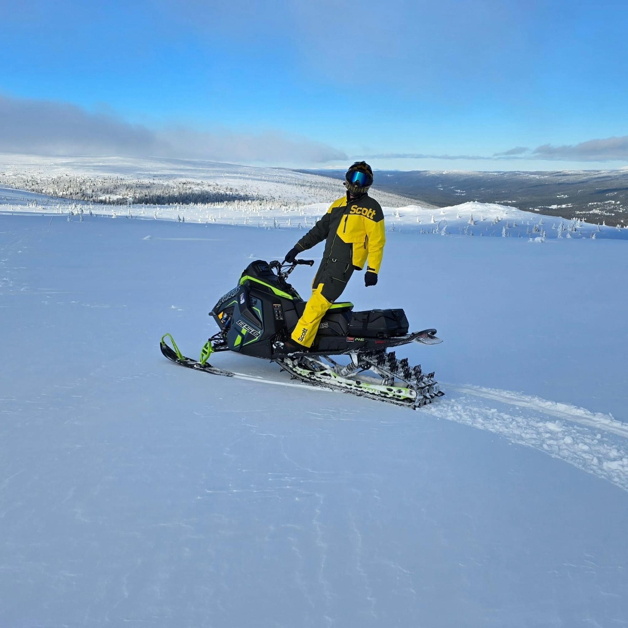 Tour in motoslitta sulla pista norvegese