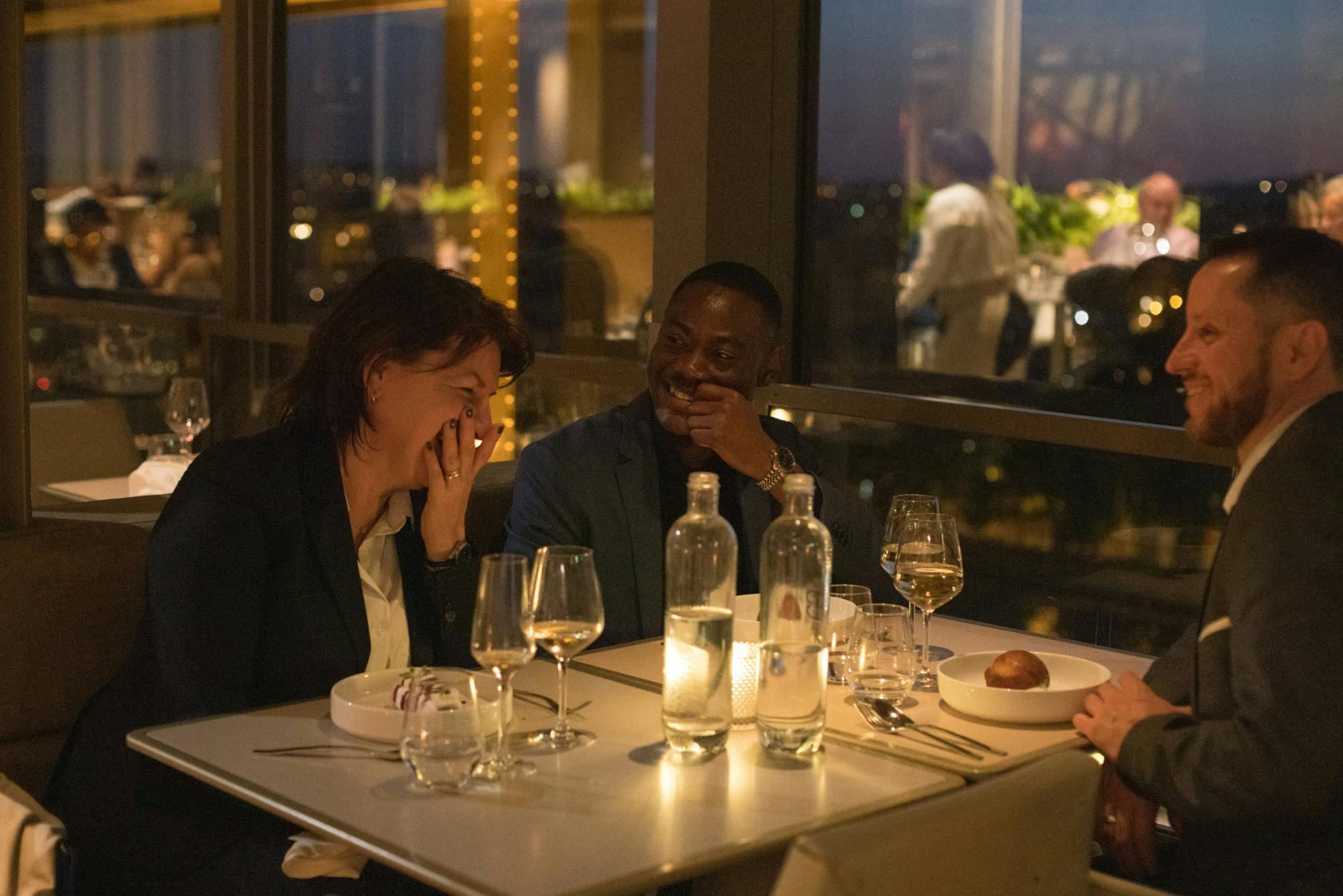 Abendessen am Eiffelturm und Stadtrundfahrt