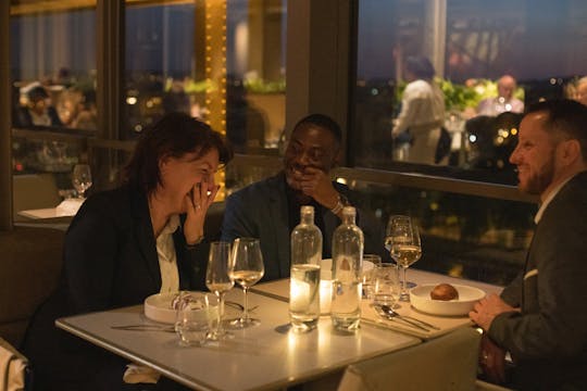 Abendessen am Eiffelturm und Stadtrundfahrt