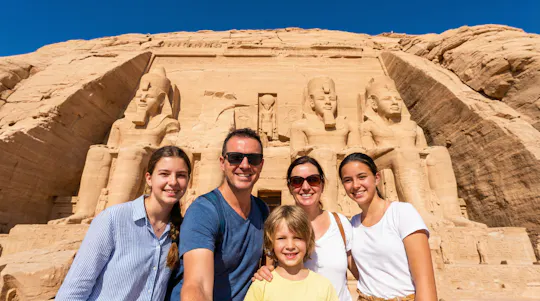 Visita guiada a los templos de Abu Simbel desde Asuán con almuerzo nubio