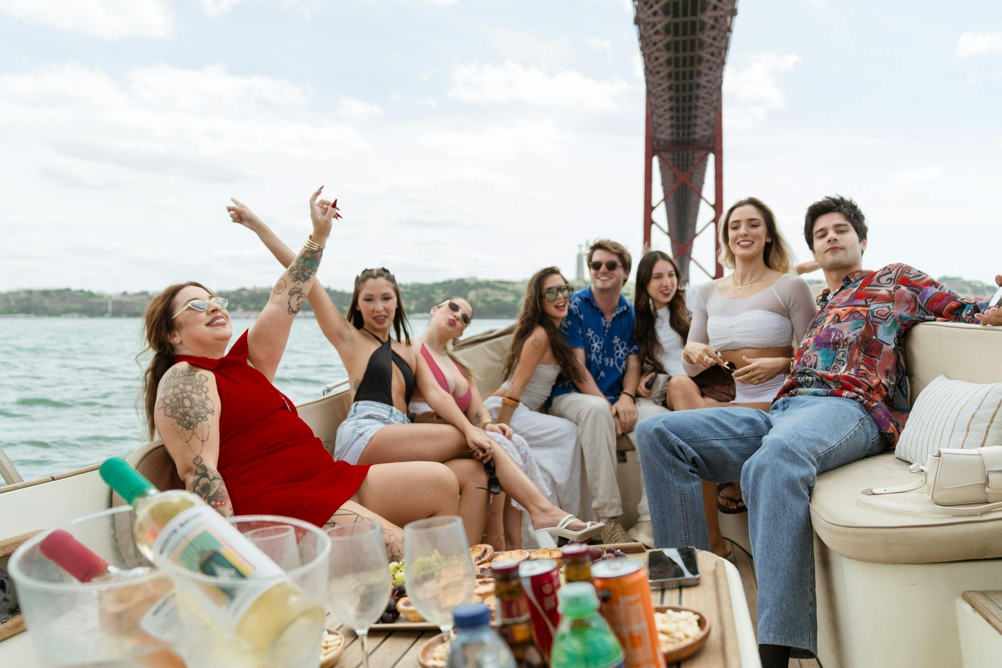 Lissabon-Kaffeefahrt auf einem Luxusschiff mit Pastel de Nata und Delfinen