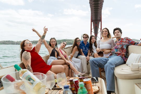 Lissabon-Kaffeefahrt auf einem Luxusschiff mit Pastel de Nata und Delfinen